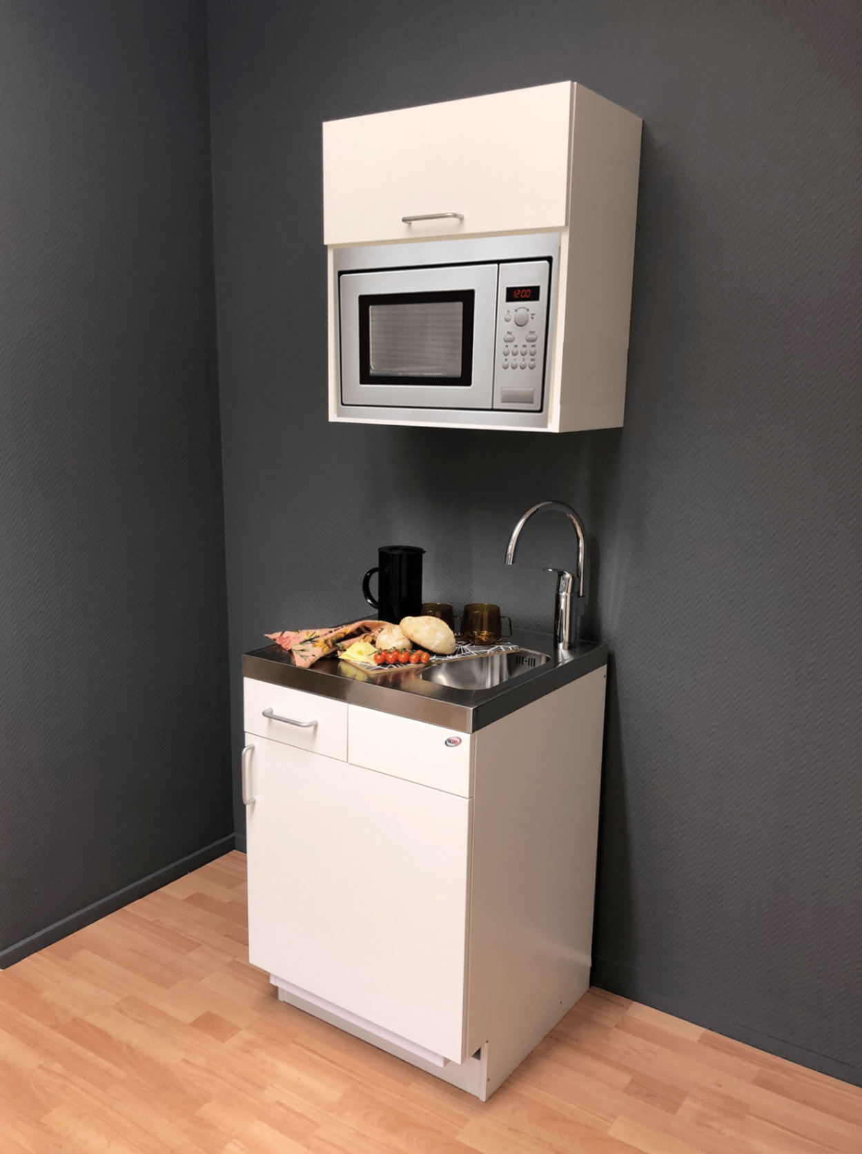 Trinettkök 100 cm med diskho och kyl i ljus bostadsmiljö