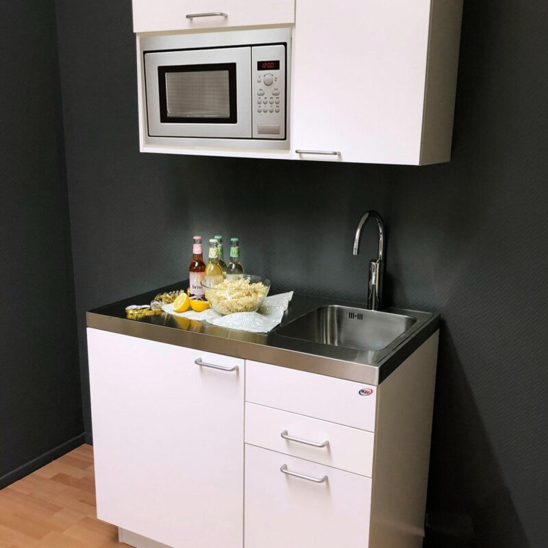 Trinettkök 100 cm med diskho och kyl i bostadsmiljö