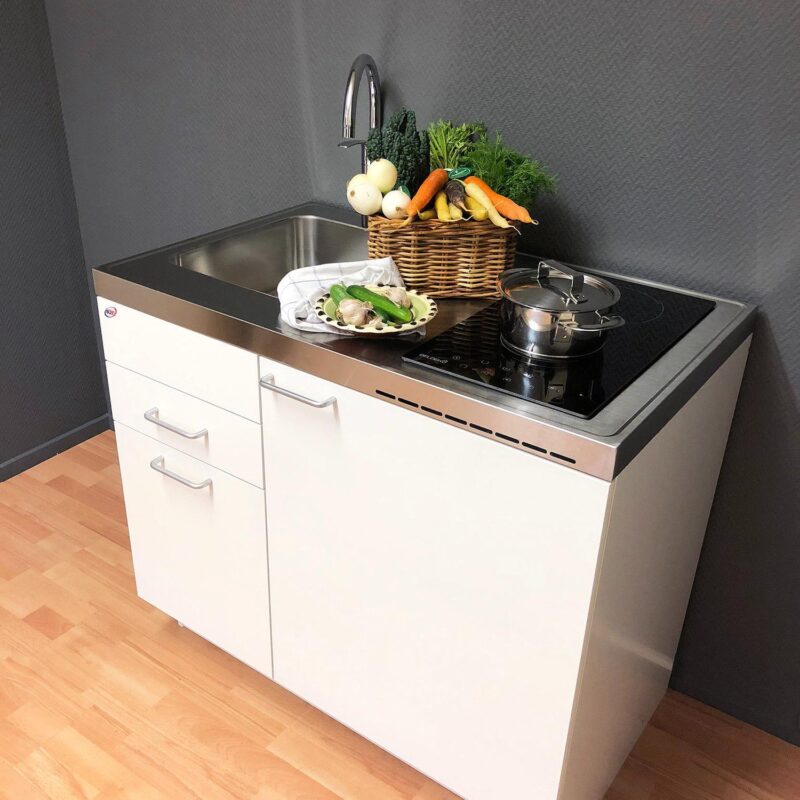 Trinettkök 100 cm med induktionshäll i showroom